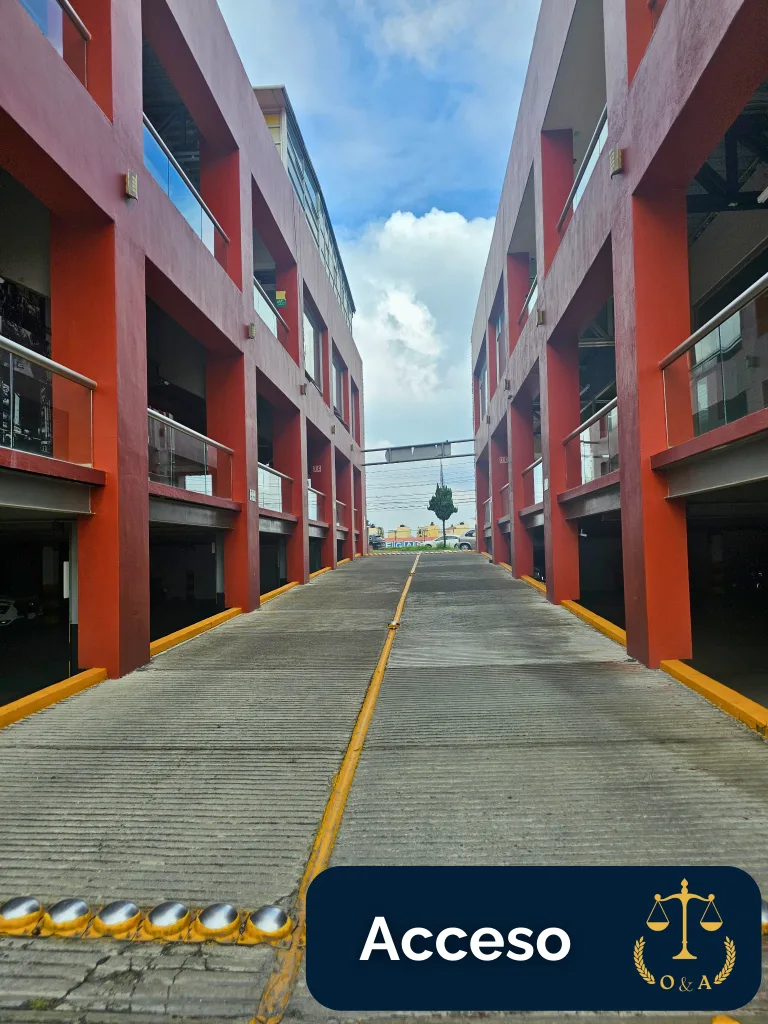 Acceso vehicular y peatonal hacia la plaza donde se encuentra el despacho.